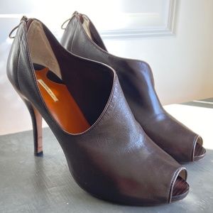 Max Studio Brown Leather Heels w/Back Zip Up